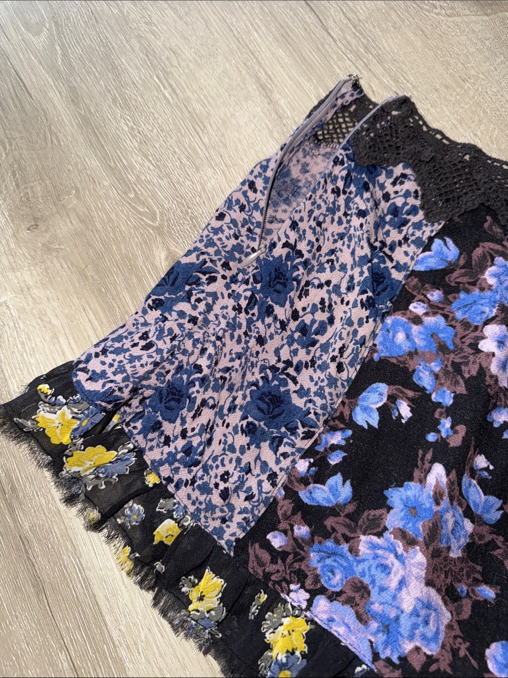 Floral Patterned Lace-Trim Shorts - Picture 4 of 6